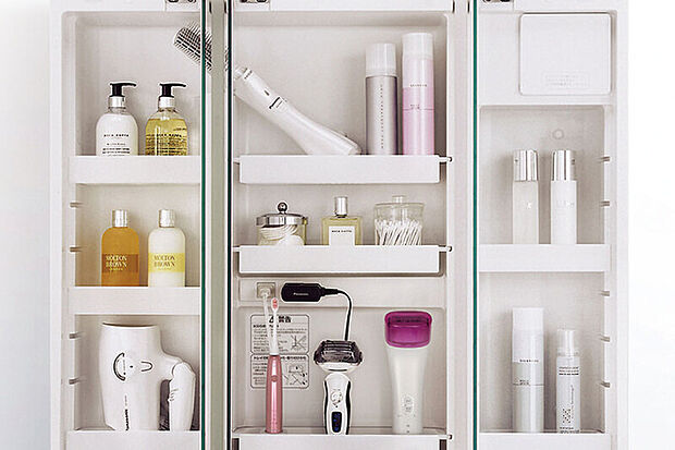 【【大容量のミラーキャビネット】】置き場に困る大きなヘアードライヤーやシェーバーを出し入れしやすくたっぷり収納できる三面鏡。収納内部にもコンセントを設置しているので、毎日使う電動歯ブラシを充電しながらしまっておけます。