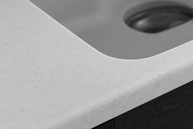 【【人造大理石カウンター】】カウンターとシンクは段差と隙間がなく、汚れがたまらない構造です。お手入れがしやすく、キズや汚れに強いワークトップで、10年後に差がつきます。