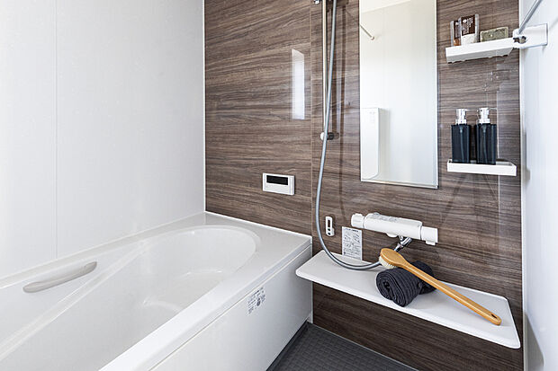 【【バスルーム/リクシルAX】】なめらかな光沢が美しい人造大理石浴槽は、ダブル保温構造で地球にも家計にも優しいエコアイテム。いつでもきれいなバスルームが続く、お手入れの簡単さも魅力です。