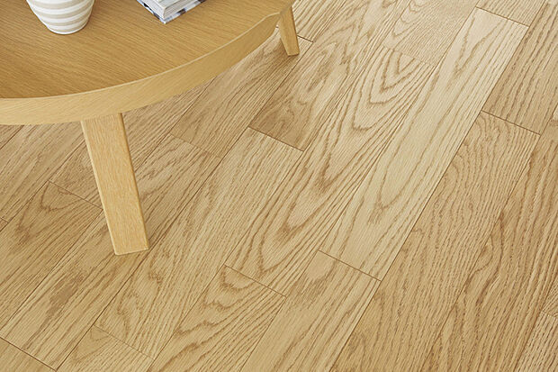 【【銘樹モクトーン】】古くから愛されてきた銘木を選りすぐった「銘樹」。天然木の豊かな表情と質感が美しいフロア。塗装に抗ウイルス・抗菌機能を付与することで安心・安全をプラスしました。