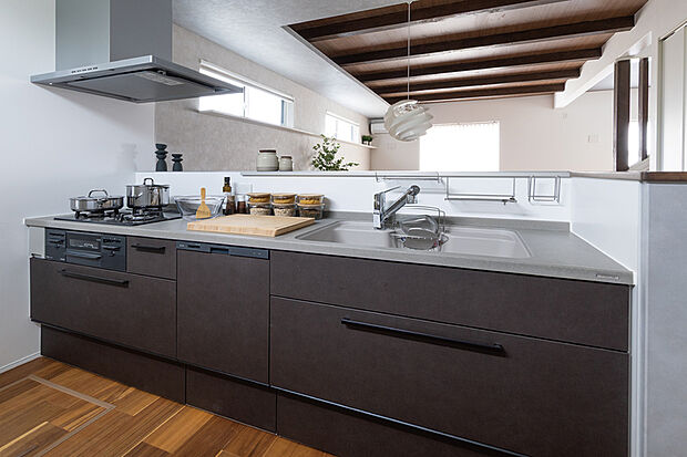 【【キッチン/トクラスBb】】使いやすさと美しさを追求し、料理をするのが楽しみになるキッチンです。デザイン性はもちろん機能性も高く、お手入れも簡単です。※号棟により採用状況が異なります。