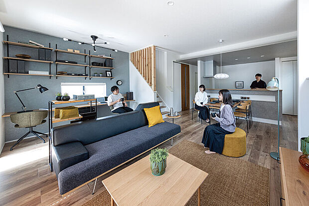 【【WIDE LIVING】】開放感あふれる大空間リビングは、大きなソファやテーブルなどを置いてもゆとりがあり、子どもが伸び伸びと暮らすことができます。※号棟により採用状況が異なります。