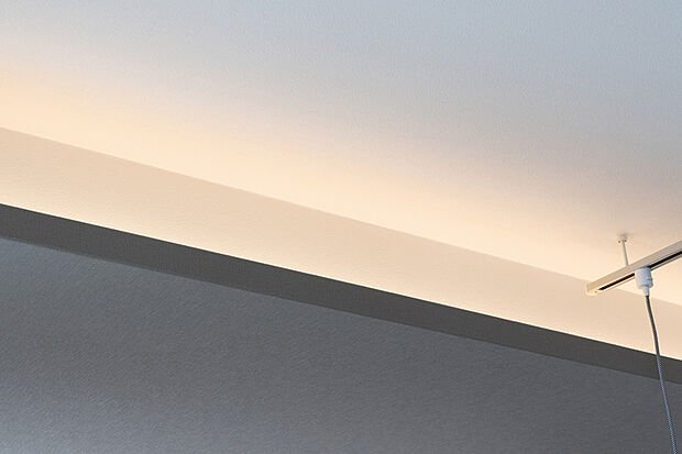 【【間接照明】】天井にやわらかなグラデーションを生み出し、落ち着きとくつろぎを演出。やさしい光が空間を包み込み、天井のアクセントクロスがスタイリッシュな印象を添えます。