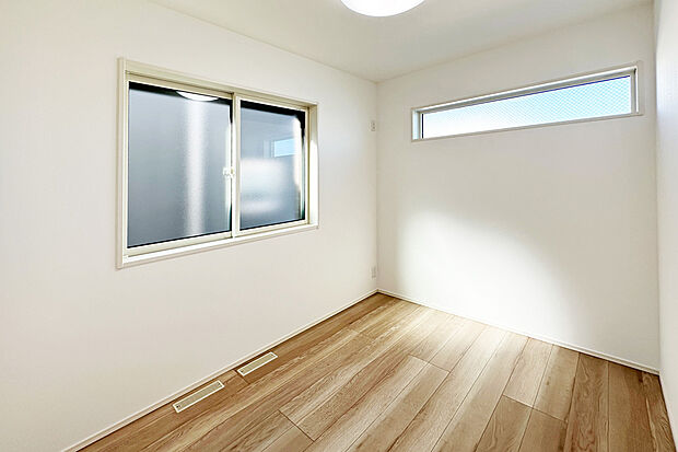 【【洋室(3)/6号地】】2面採光を確保した洋室です。家具の配置がしやすい高窓を採用。在宅ワークスペースや子供部屋にも活用できます◎