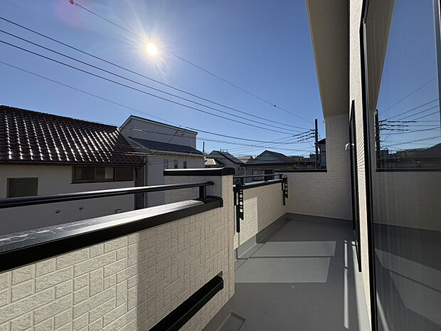 バルコニー　【バルコニー】陽当たり良好な2面バルコニーで洗濯物もたっぷり干せる。通風・採光に優れ、ガーデニングも楽しめる快適空間。