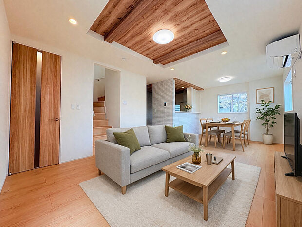 【リビング】（※家具等をCGで加工しています。家具付き販売ではございません。） 　玄関・洗面・キッチンへの動線が整理されたリビング配置。無駄な移動が少なく、平日の忙しい時間帯もスムーズに過ごせます。