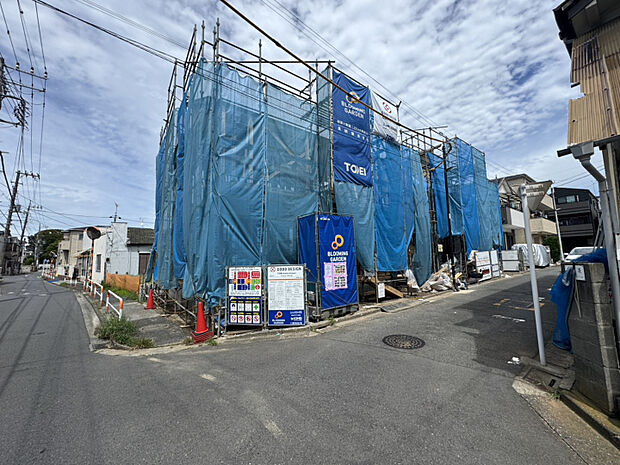 現地写真　新しい街並みが少しずつ形になっていく建築前の現地。完成した建物だけではなく、その先に続く暮らしまで想像できるのがこのタイミングの魅力です。周辺には落ち着いた住宅街が広がり、家族それぞれの毎日が自然と馴染んでいく住環境が整っています。