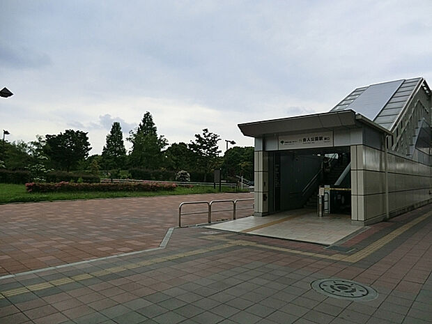 日暮里舎人ライナー「舎人公園」駅（約813m）