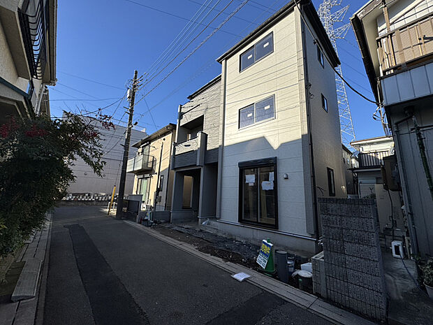 【物件現地】道路に対して建物の壁面を少し下げていますので、駐車なども比較的しやすいです。