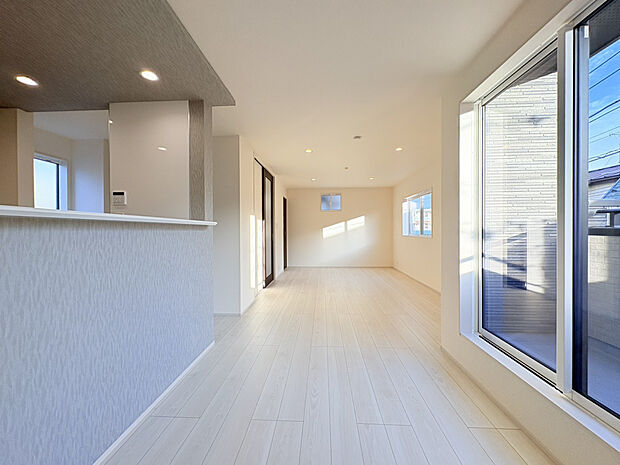 【【リビングダイニング】】南道路に面したLDKは、日中は自然光が室内奥まで届き、明るく開放的な印象。フローリング仕様で掃除もしやすく、子どもが床で過ごす時間も安心して見守れます。