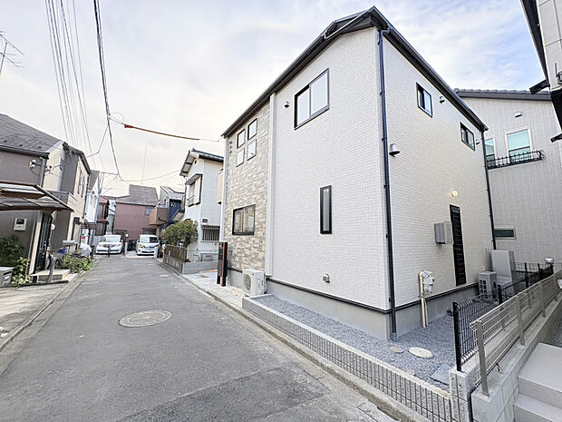 【【前面道路含む現地写真】】前面道路を含めた現地外観は、周囲に高い建物が少なく、落ち着いた住宅地ならではの開放感が伝わります。実際の街並みや住環境を確認でき、暮らしのイメージがしやすい立地です。