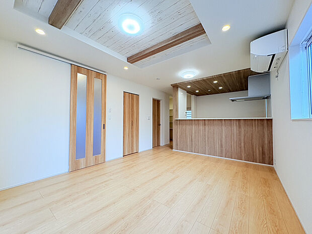 【【リビングダイニング】】折上天井を採用することで縦方向への視線の抜けを確保し、実際の帖数以上の開放感を演出したリビング。天井高を活かした設計により、家具の配置も空間全体をゆったり使えます。