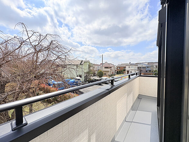 【【眺望】】周辺は低層住宅が中心のため、視線の先に空が残る眺望。建物に囲われる感覚がなく、時間帯ごとの空の変化を日常として楽しめます。