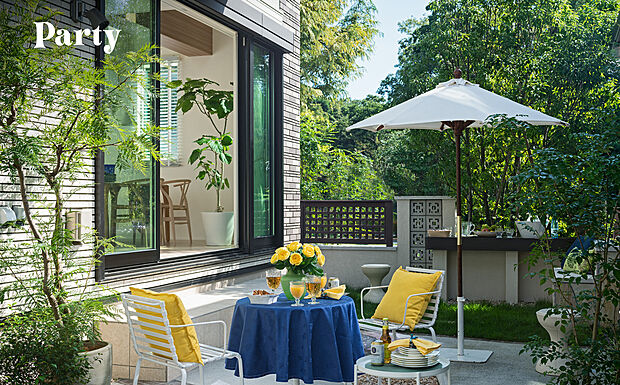 【緑豊かな「プライベートガーデン」】テーブルとイスを置けば、家族や友人を招いて、ティータイムを楽しめます。