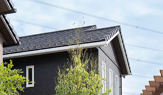 【厚型瓦「セラムF3」】屋根材の中でも耐久性に優れ、日光や雨などに強い、落ち着いたトーンの厚型瓦。外観全体をシンプルでスタイリッシュなイメージに仕上げます。
