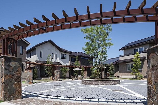 【クルドサック】シンボルツリーのシマトネリコを中心に広がるドリームキャッチャーをモチーフにしたクルドサック。電柱地中化が生み出す青空広がるコミュニティ空間です。
