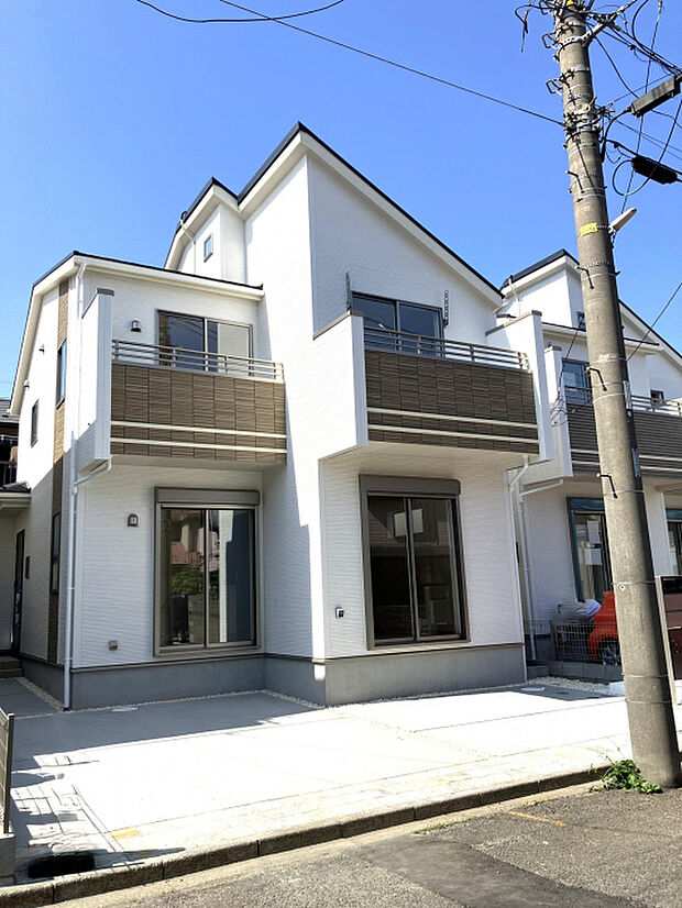 1号棟外観写真（1）住む人の暮らしを静かに支える存在。派手さではなく、整った美しさと安定感で、家族の日常を包み込みます。街の一部として自然に溶け込む住まいです　