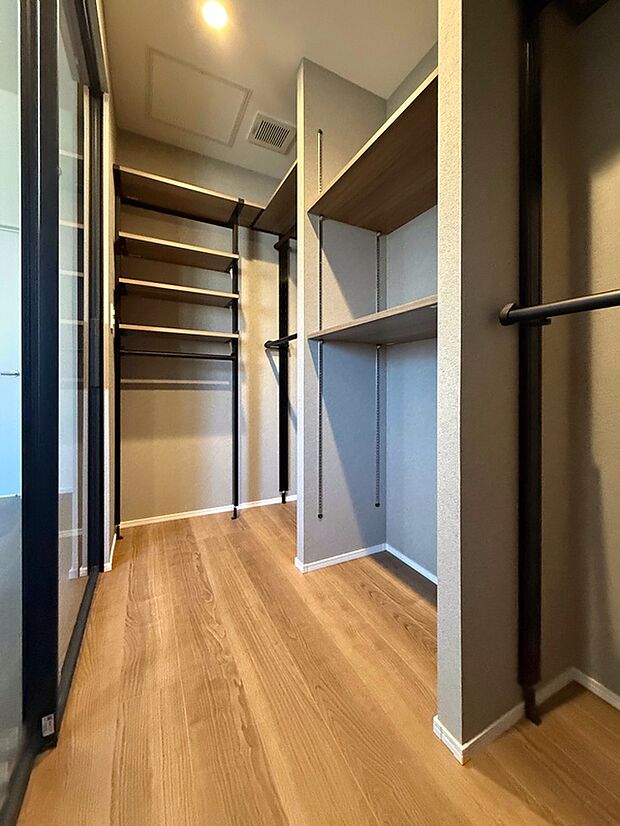 ウォークインクローゼット
主寝室に設けたウォークインクローゼットは、衣類やスーツケースなどを効率よく整理できる使い勝手の良い空間。毎日の身支度をスムーズにサポートします。