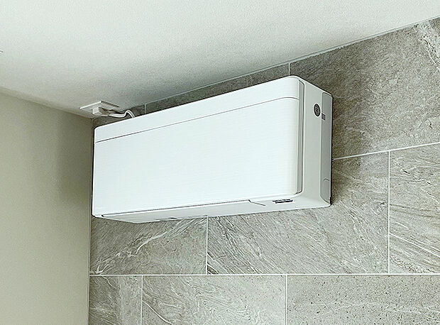 【高性能エアコン】エネルギー消費効率に優れた一定基準を満たす高性能エアコンをリビングに標準装備。