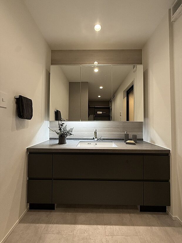 【洗面化粧台】ワイド1650mmのゆとりある設計が、使い勝手の良さを高める洗面空間。朝の忙しい時間でも家族の準備をスムーズにする、家族に嬉しい洗面化粧台です。