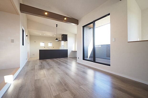 LDK／周囲の視線を気にせずくつろげる、プライバシー性の高い2階リビング