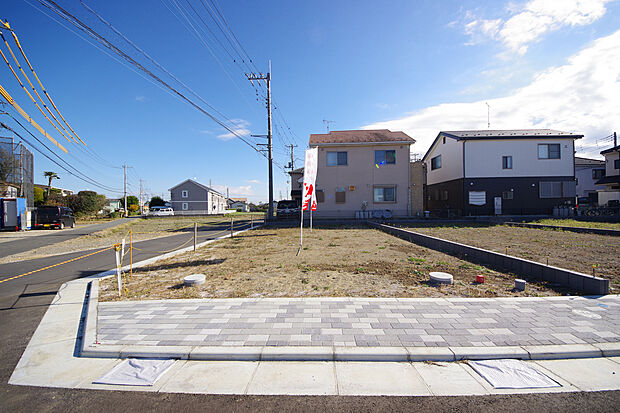 区画の整った開発分譲地内、インターロッキングの街並みが統一感を演出します