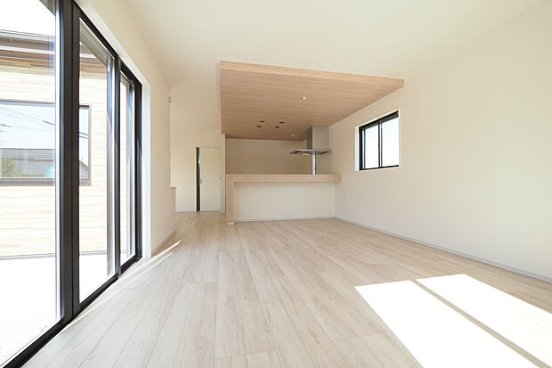 LDKは24.5帖の大空間！3方向窓があり明るく開放的な空間です。
