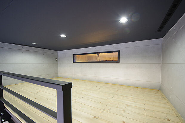 【ガレージロフト】ガレージ上部のロフトは趣味基地や収納として使えるプラスワン空間!