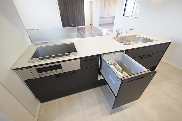 【食器洗い乾燥機】食器洗い乾燥機付きで、家事の時短と節水を叶え、毎日の後片付けがぐっとラクになります。