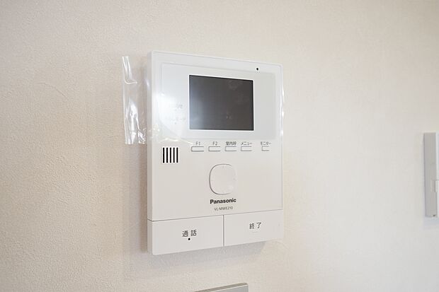【TVモニター付きインターホン】来訪者の顔を確認できるTVモニター付きインターホンを設置し、防犯面にも配慮した安心の住まいです。