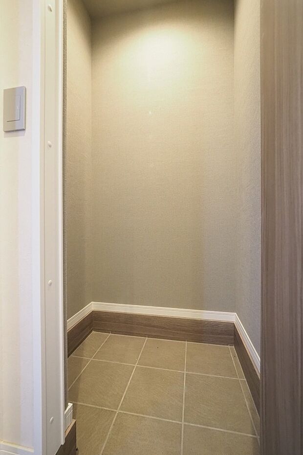 【シューズクローゼット】玄関には土間収納を設け、ベビーカーやアウトドア用品、ゴルフバッグなどもすっきり収納できる、使い勝手の良い空間です。