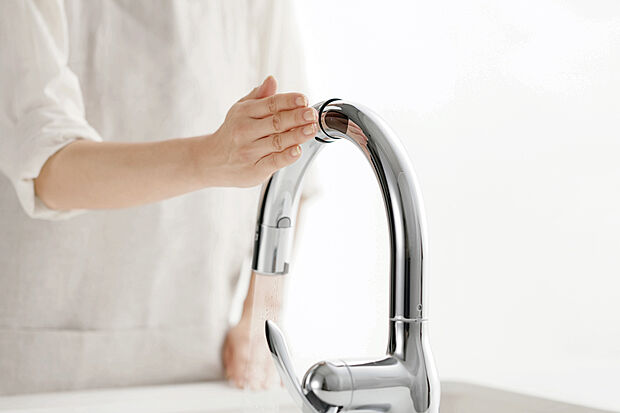 【タッチレス水栓】センサーに手をかざすだけで水を出し止めできるタッチレス水栓は、お料理中でもレバーを触らずに使えるので衛生的で掃除の手間も減らせます。