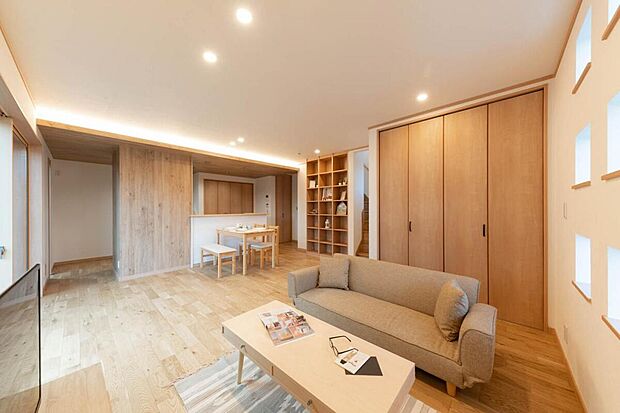 【参考プラン／LDK】木の温もりを感じる内装です。フローリングや建具をナチュラルな木目で統一し、落ち着いた雰囲気を演出。