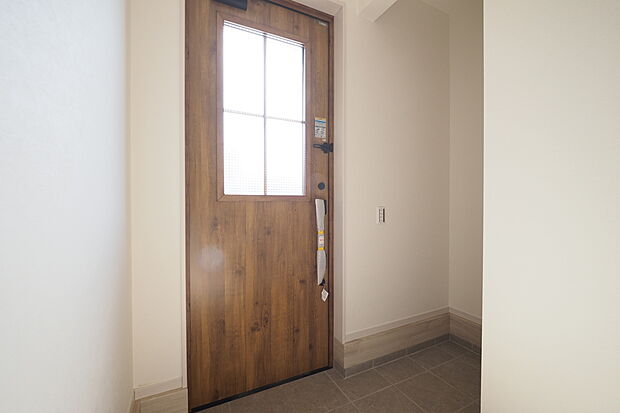 【玄関・シューズクローゼット】玄関には土間収納を設け、ベビーカーやアウトドア用品、ゴルフバッグなどもすっきり収納できる、使い勝手の良い空間です。