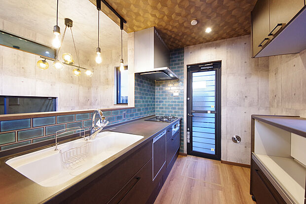 【キッチン】キッチンはタイル×エジソン電球、デザイン性と実用性を両立した、雰囲気を楽しむ住空間。