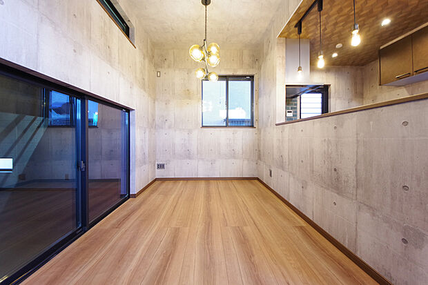 【LDK】ブルックリンスタイル×ガレージビュー。愛車が映えるLDKリビングにいながら愛車を眺められる、ガレージと一体感のある間取りです。