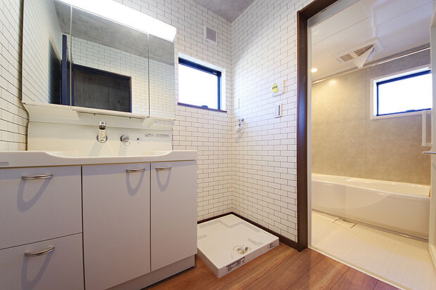 【洗面室】毎日使う洗面室にもこだわり、住まい全体でブルックリンスタイルを統一。