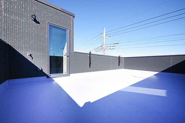 【スカイバルコニー】14帖のスカイバルコニーは外時間やくつろぎを空の下で楽しめる開放空間です