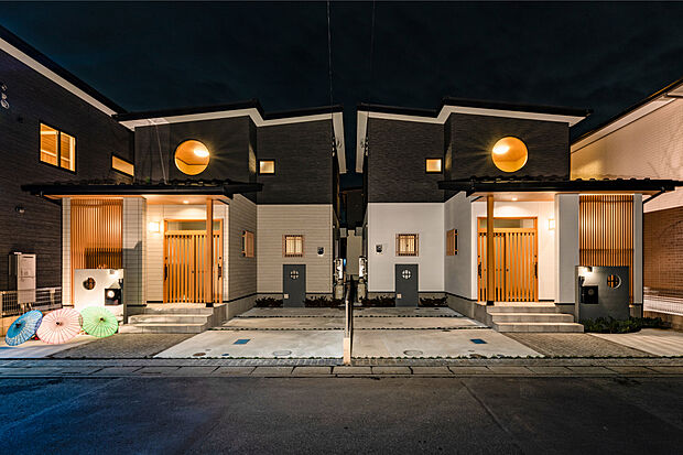 【日本の伝統美を現代に昇華した和モダンスタイル】施工例(外観)／白と黒を基調にしたモダンな雰囲気ながら、格子戸や丸窓が和の趣を感じさせる落ち着いたデザイン。(建物面積：90.67m2、建物価格2103万円)