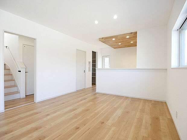 【２別府町新野辺北町A号地】リビングからの階段前に扉を設け、空調効率や来客時にも扉で仕切れて便利です。