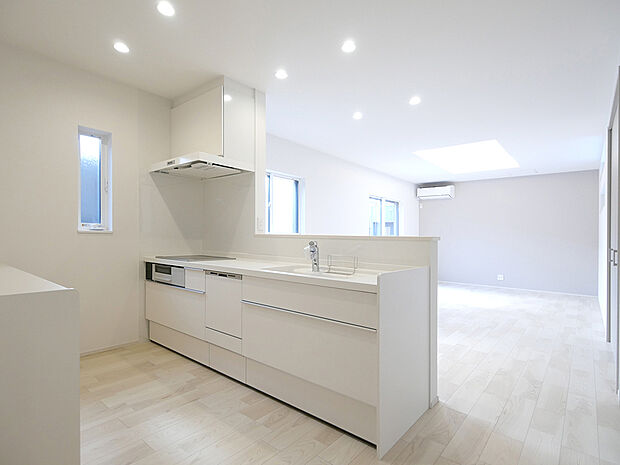 【BV２６塩市4号地】対面式キッチンでキッチンに立ちながらもお子さんにも目が届きやすく安心＆調理や片付けもスムーズに。