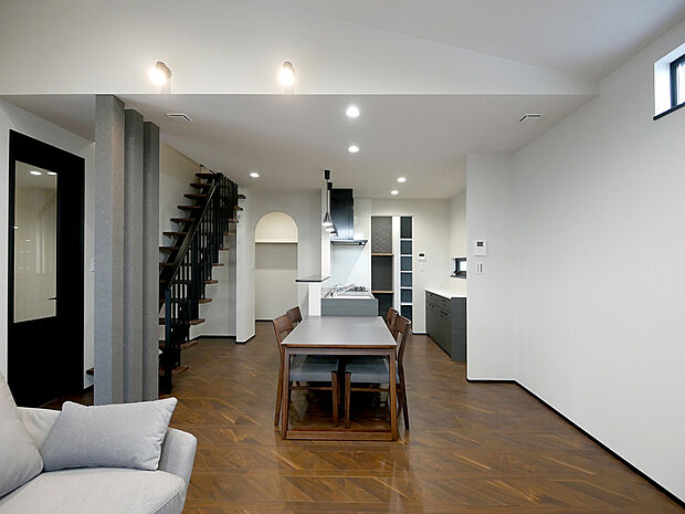 【BV6野口町長砂6号地】ＬＤＫ全体を見渡せる配置で、キッチンに立ちながらも家族との会話も弾みます