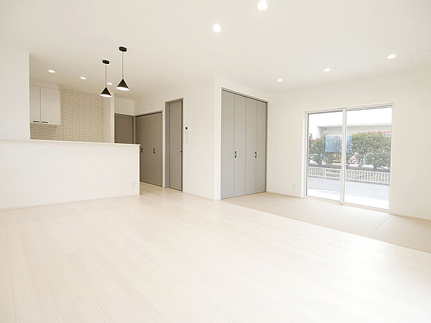 【BV6野口町長砂7】ＬＤＫ
ホワイト＆グレー基調の柔らかく落ち着いた明るさのＬＤＫ。タタミコーナー含めて約２０帖のＬＤＫで家族団らんも過ごしやすい空間です。