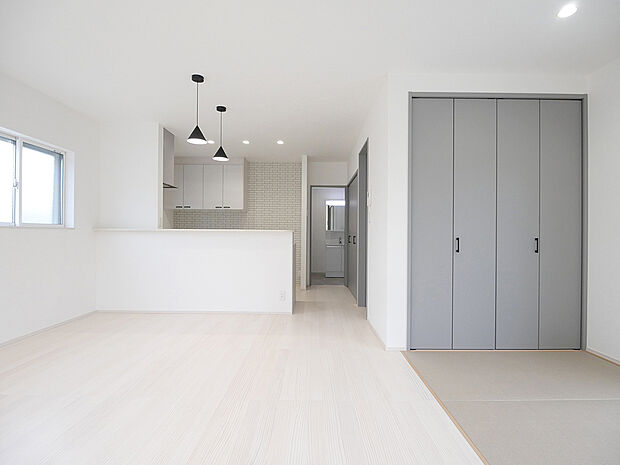 【BV6野口町長砂7】ＬＤＫ
キッチンから水廻りをまとめ洗面脱衣室から玄関へ回遊できる生活＆家事動線もスムーズです。動線上に設けた収納もうれしいポイント！