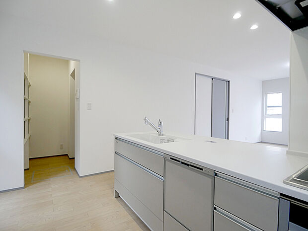 【43曽根3号地】キッチン横に大容量パントリーを設け収納充実！