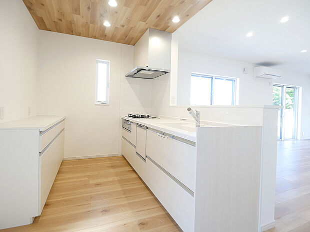 【【2別府町新野辺北町A号地】キッチン】キッチン背面にカップボード付きで家電置きや収納も充実!