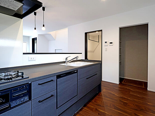 【【BV４５曽根２号地】キッチン～パントリー】キッチンからパントリー、洗面脱衣室へもスムーズに移動できる家事ラク間取り！