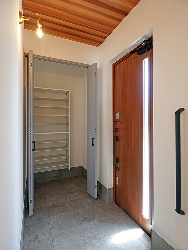 【3加古川町備後A号地:玄関】大容量シューズクローゼットでいつもスッキリした玄関に。