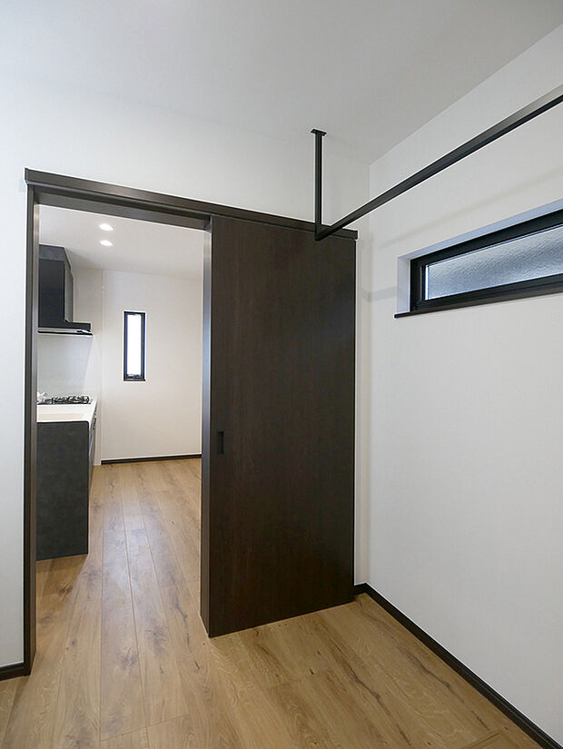 【【2野口町北野A】洗面室】洗面室には物干しポール付きで洗濯準備などに便利です