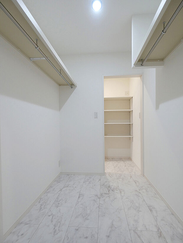 【【ブロードヴィレッジ6野口町長砂5】ファミリークローゼット】玄関から続くファミリークローゼットは、帰宅後すぐに上着をかけたり、鞄などの置場にもでき、家族の服が管理しやすく便利です